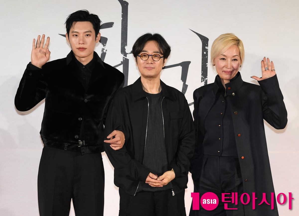 민규동 감독-이혜영-김성철, 영화 '파과' 주역들 힘찬 파이팅[TEN포토+]