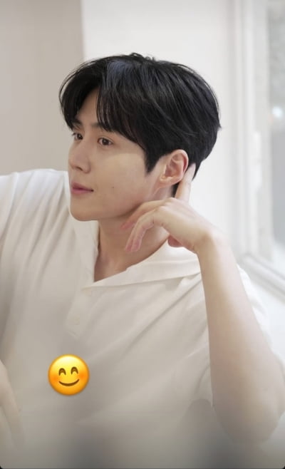 아이유 남편 누구?…궁금증 속 김선호 '의미심장 미소' 눈길
