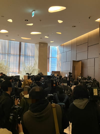 사상 초유의 기자회견 웨이팅…김수현 만나러 수 백 명 모인 취재진, 현장은 사우나[TEN이슈]