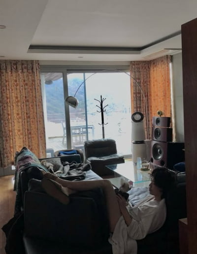 어디까지 드러낸 거야…이찬혁, 가녀린 각선미에 팬들까지 감탄