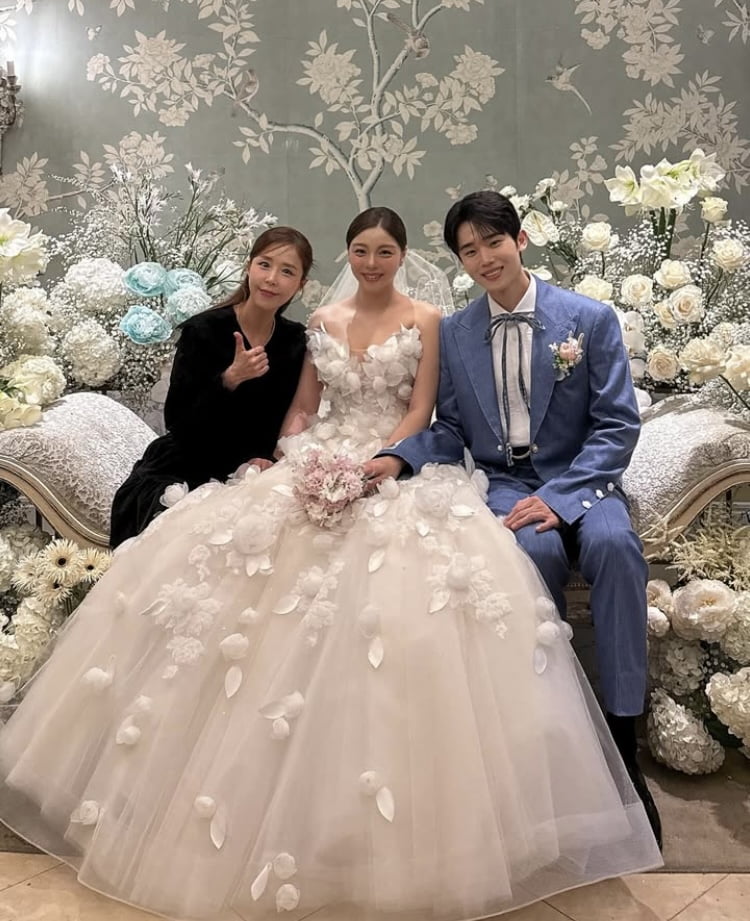 김종민 결혼식 전 부랴부랴…신지, 에일리♥최시훈과 신부대기실 인증샷