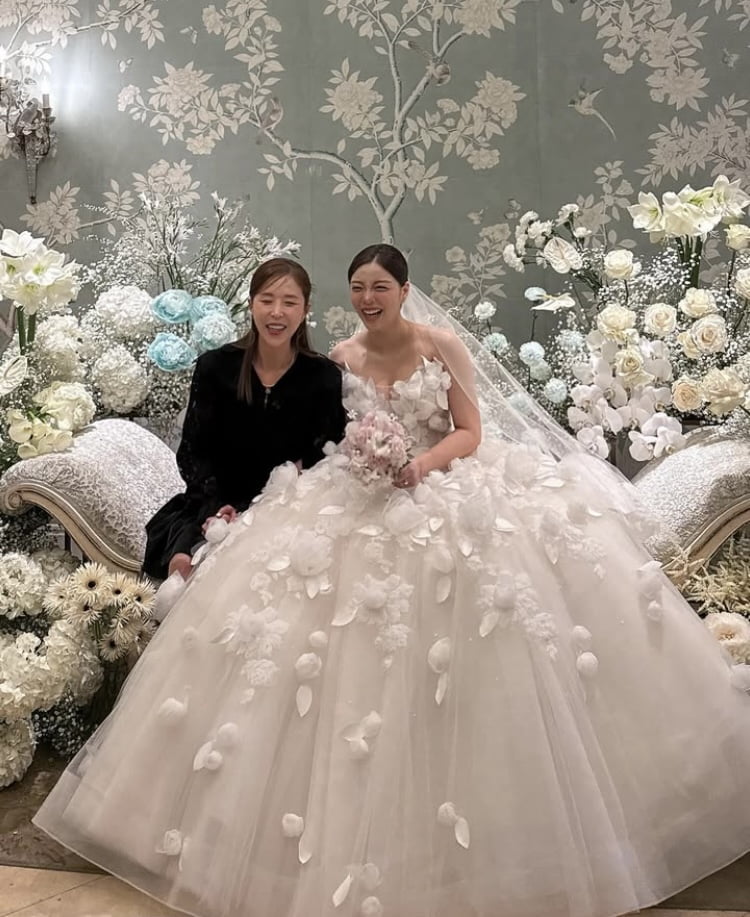 김종민 결혼식 전 부랴부랴…신지, 에일리♥최시훈과 신부대기실 인증샷