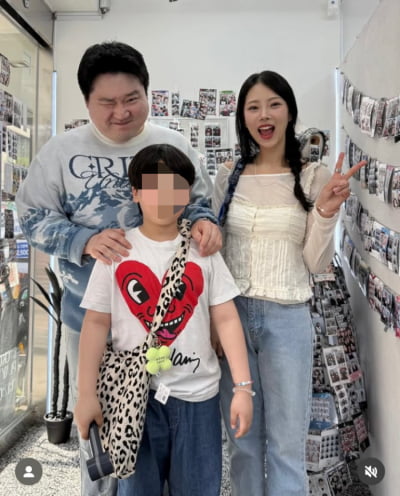 '유현철과 이혼설' 10기 옥순, 다른 남자와 네컷 사진… 子도 수줍[TEN이슈]
