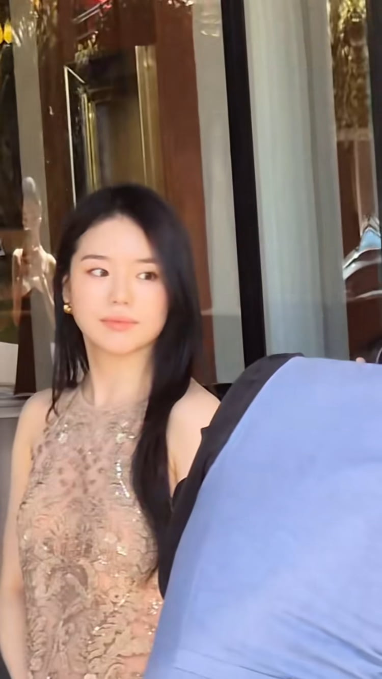 가슴 노출 드레스 벗어 던지고…‘조재현 딸’ 조혜정, 청담동 며느리룩
