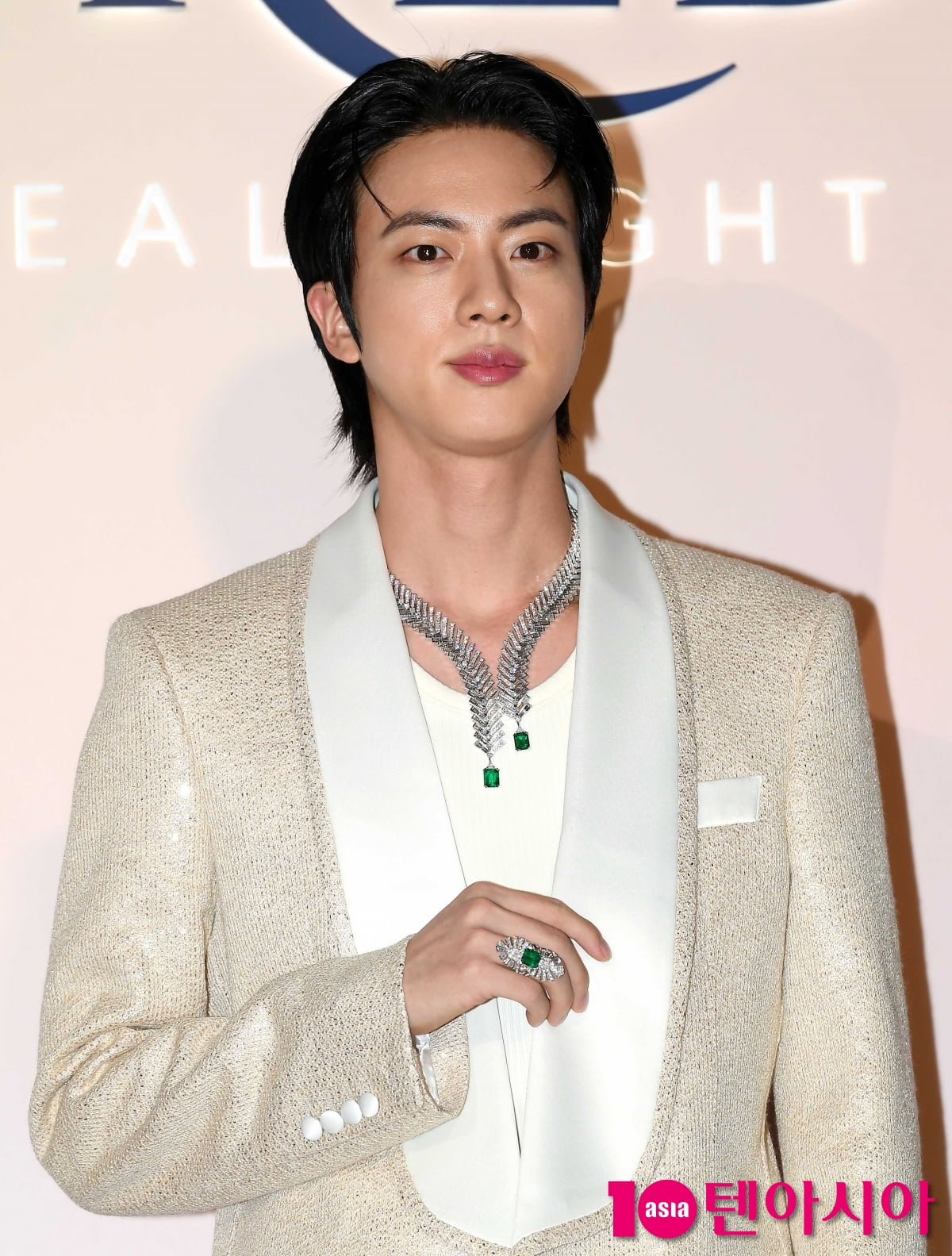 방탄소년단 진, 모자에 마스크 쓰고 경북 산불 피해 지역서 배식봉사 '훈훈 미담'