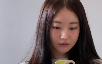 '47세' 김사랑, 얼굴에 주름 하나 없네…4년 공백기에도 물오른 '동안美'