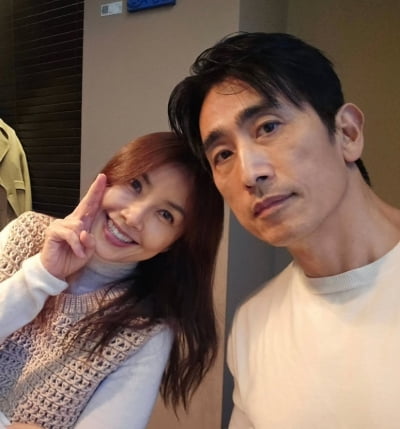'공개 입양' 차인표♥신애라, 또 선행 나섰다…직접 식사 대접에 선물 "어려운 이웃 많아" ('동행')