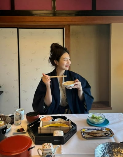 '크러쉬♥' 조이 日 여행 떠났다…꼭 끼고 있는 '손가락 반지'