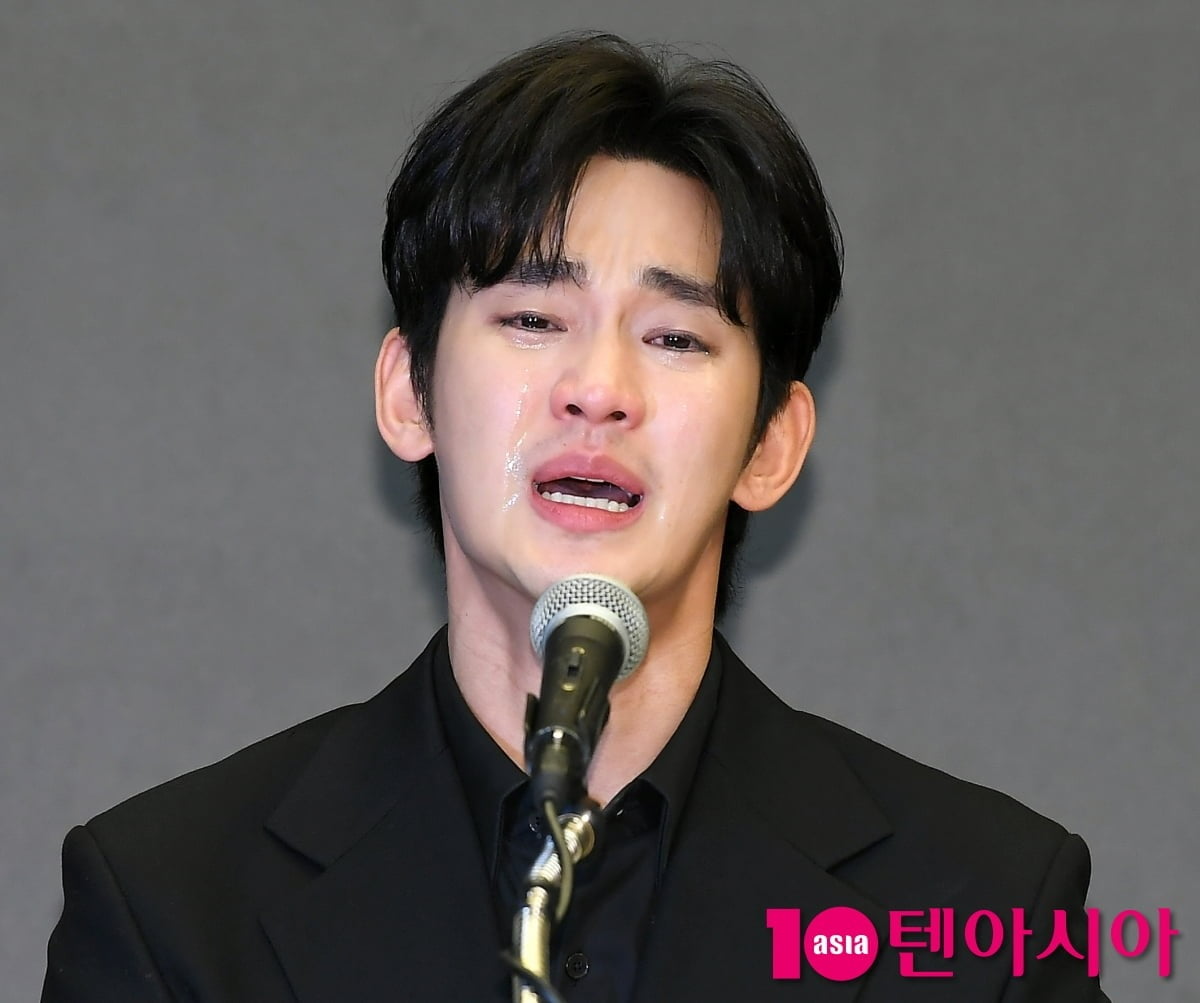배우 김수현이 지난달 31일 기자회견에서 울면서 말하는 모습. 텐아시아DB