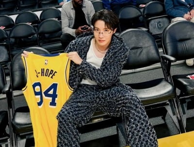 BTSのジェイホープ、NBA観戦で存在感を示す！