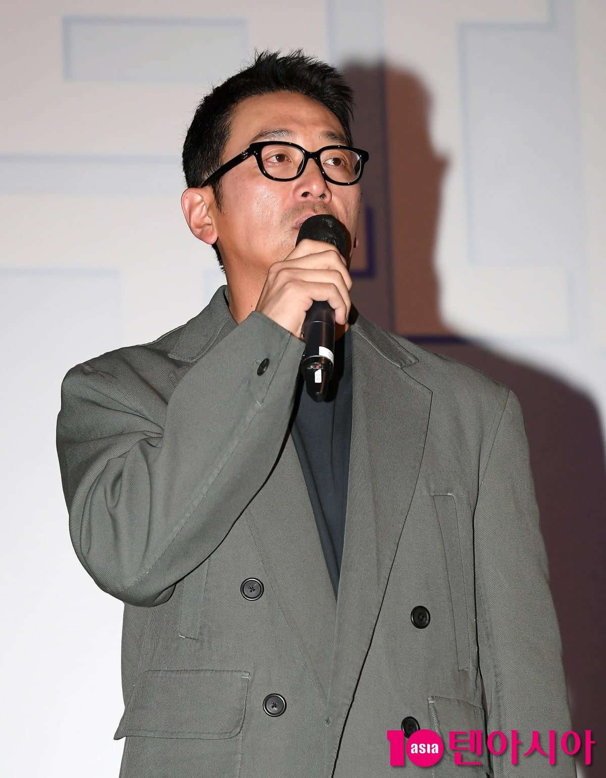 하정우, 영화 '로비' 많이 보세요[TEN포토+]