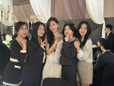 효민 결혼식, 2세대 걸그룹 멤버 다 모였다…예쁜애 옆 예쁜애 '레전드 꽃밭'