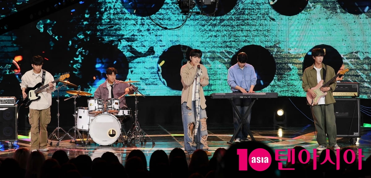 '더 쇼' 김성중, 밴드 리듬을 타고[TEN포토+]