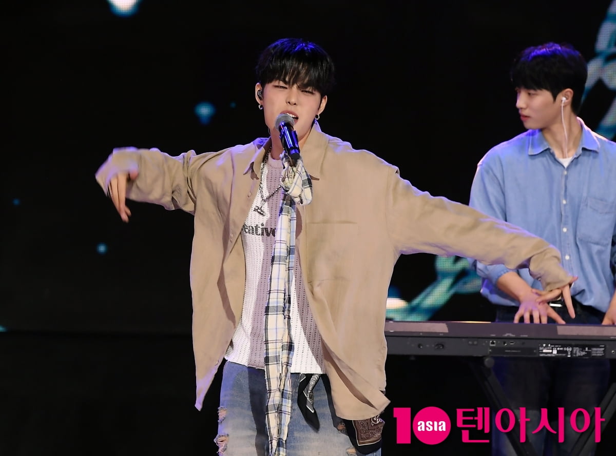 '더 쇼' 김성중, 밴드 리듬을 타고[TEN포토+]