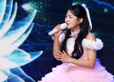 [종합] "恨을 노래했다" 깜찍 고백한 12살 가수…첫 정규 앨범 나왔다