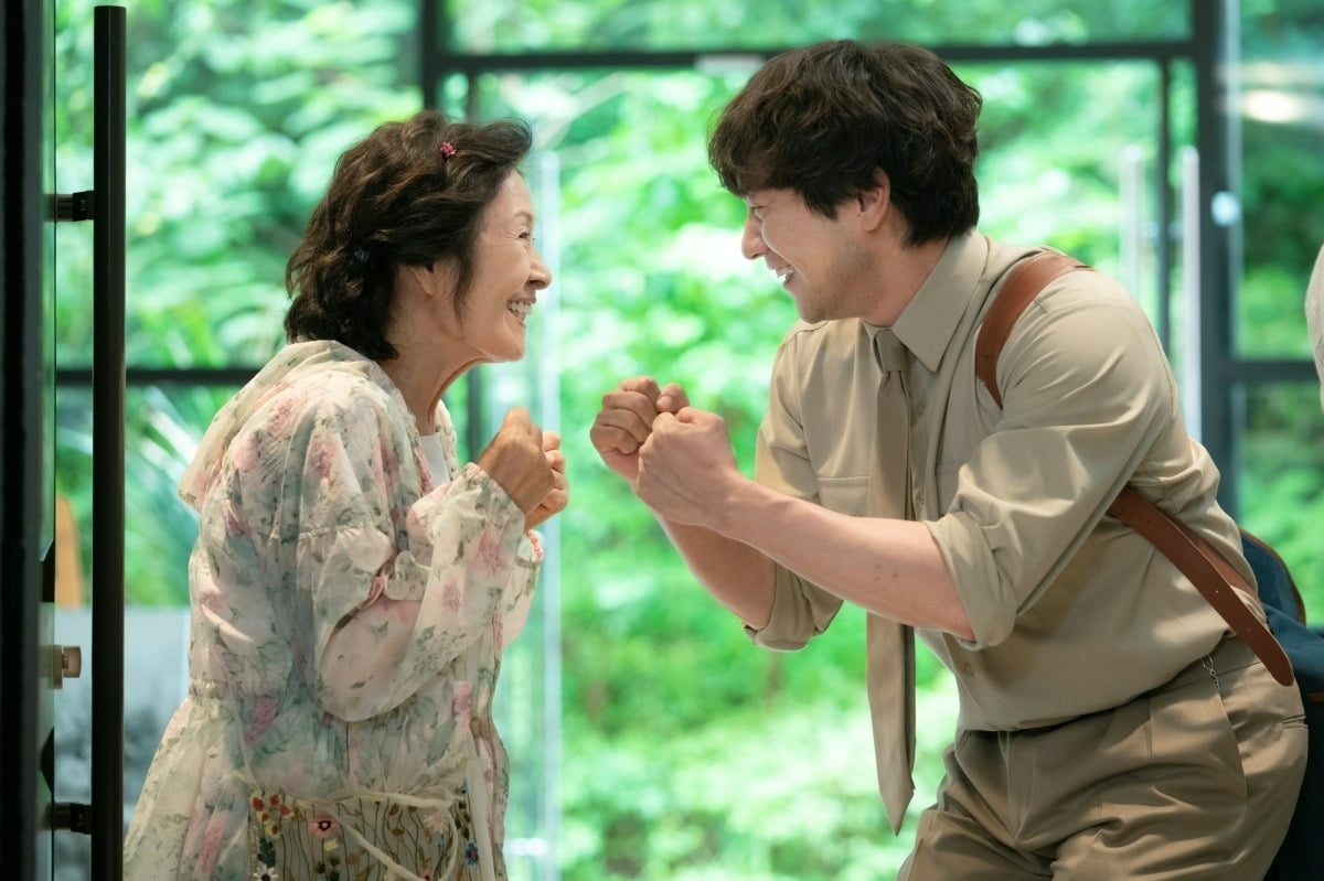 김혜자♥손석구, 세기의 부부 됐다…42살 차 초월하고 '천국보다 아름다운' 케미 자랑