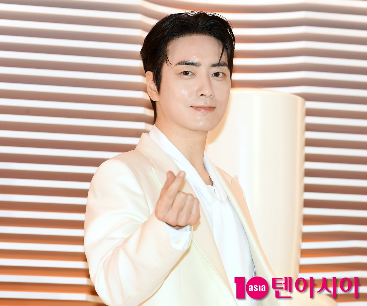이준혁, 심쿵 눈맞춤...밀바엔 꽃미소[TEN포토+]