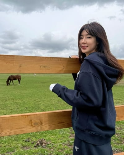 복귀 알린 박한별, 제주도 카페 정리하러 갔나…말들과 함께