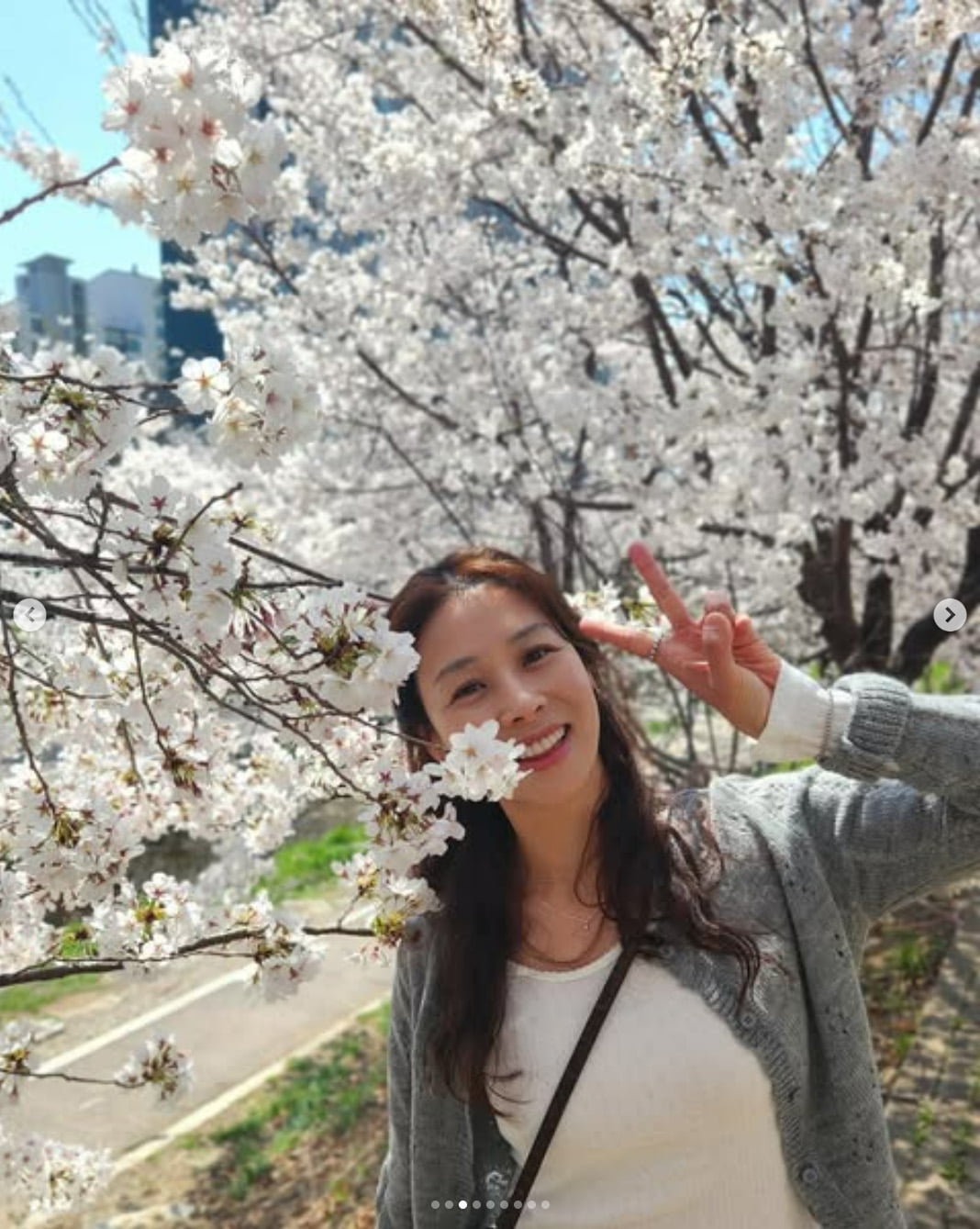 '♥강경준 용서' 장신영, 꽃도 피고 얼굴도 폈네…꽃놀이에 신난 애둘맘