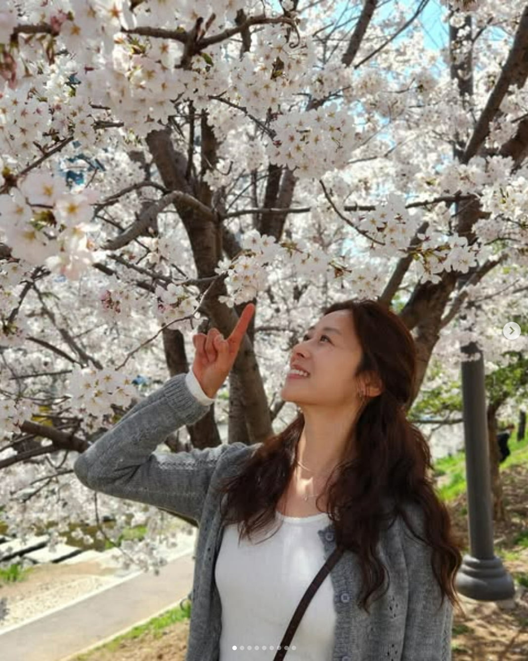 '♥강경준 용서' 장신영, 꽃도 피고 얼굴도 폈네…꽃놀이에 신난 애둘맘