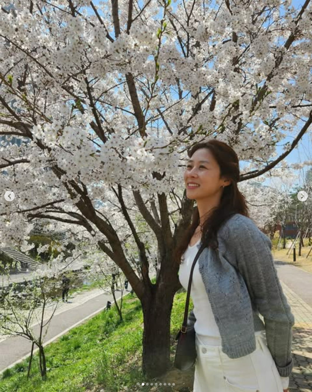 '♥강경준 용서' 장신영, 꽃도 피고 얼굴도 폈네…꽃놀이에 신난 애둘맘