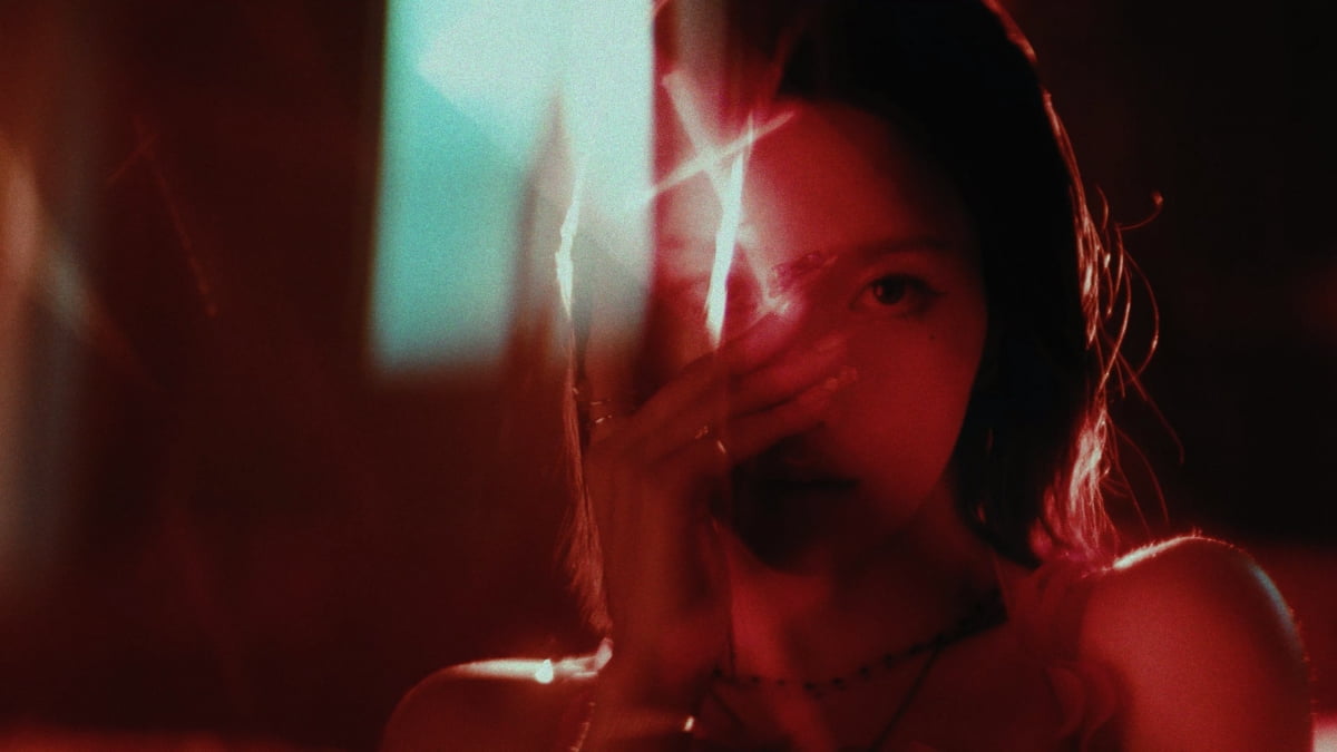 권은비, 매혹+치명 'Hello Stranger'