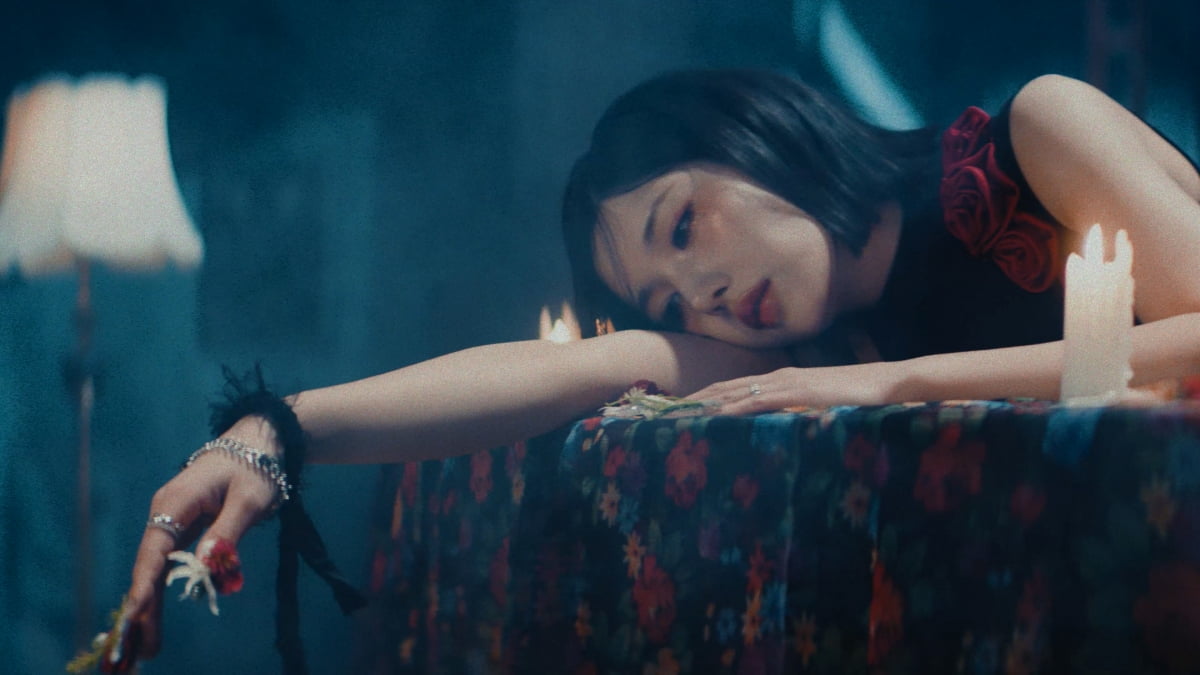 권은비, 매혹+치명 'Hello Stranger'