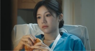 샤넬 앰버서더 됐다더니…고윤정, 산부인과서 수술복 입고 명품 미모 자랑 ('언슬전')