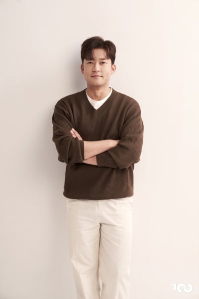 출연료 150배 올랐다더니…얼굴 확 핀 김대호, MC몽 식구되고 새 프로필 공개