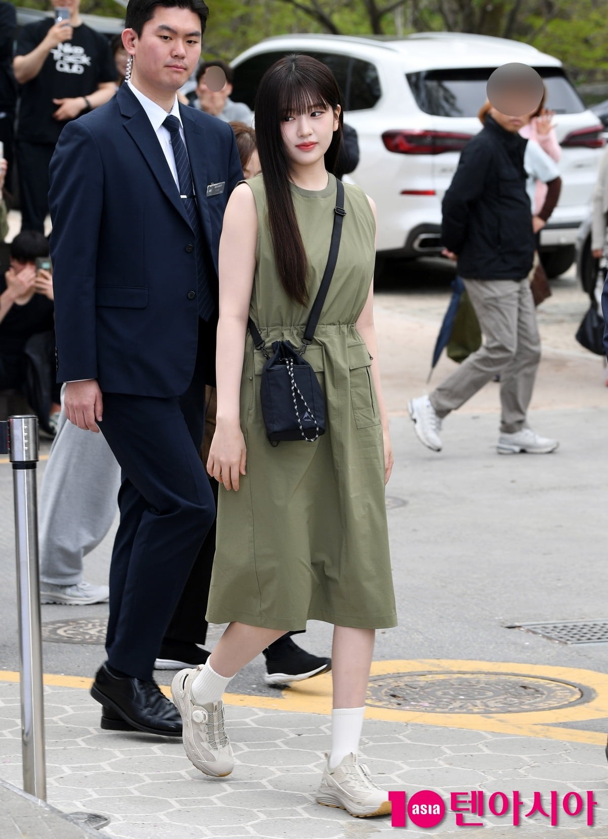 안유진, 청계산 밝히는 미모...청순미 뿌리며 등장[TEN포토+]