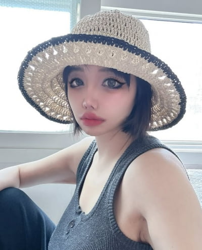 노필터 강조 박봄, 코에 입술 닿을라…사진마다 다른 인중 길이