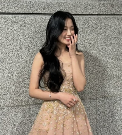 선재야, 업고 튀어!…김혜윤, 누드색 비즈 드레스 입고 리즈 미모