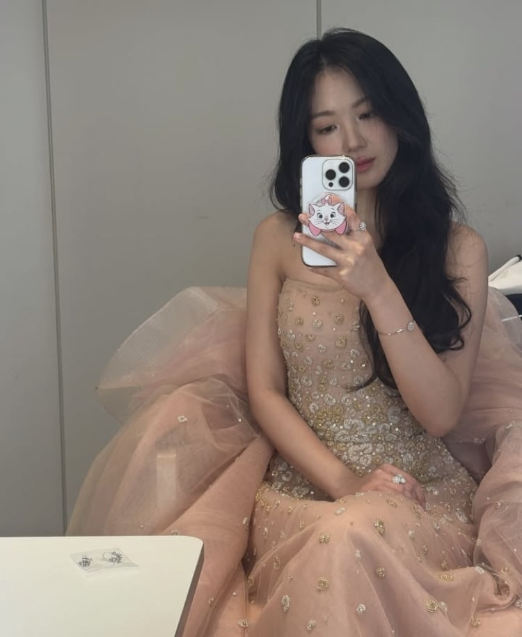 선재야, 업고 튀어!…김혜윤, 누드색 비즈 드레스 입고 리즈 미모