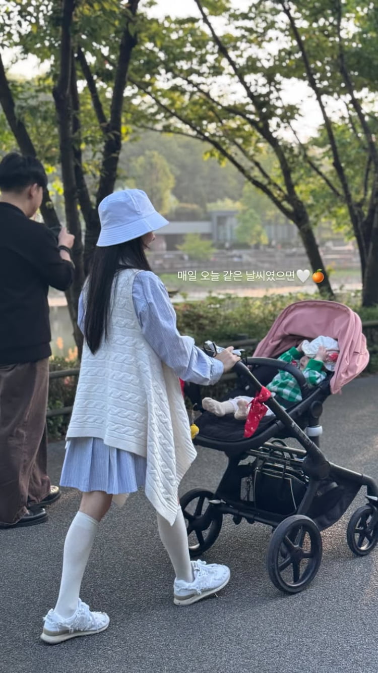 아야네♥이지훈, 벌써 받은 카네이션…1살 딸이 제대로 효녀네