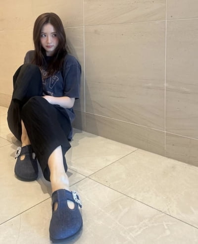 화장실 바닥인줄 알고 깜짝…신세경, 털썩 주저앉은 cool 매력