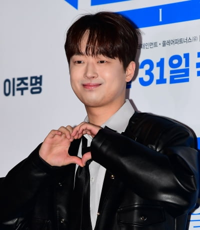 이찬원, 또 해설 맡았다…표정만 봐도 경기 내용 다 알겠네 "뽈룬티어 망했습니다"