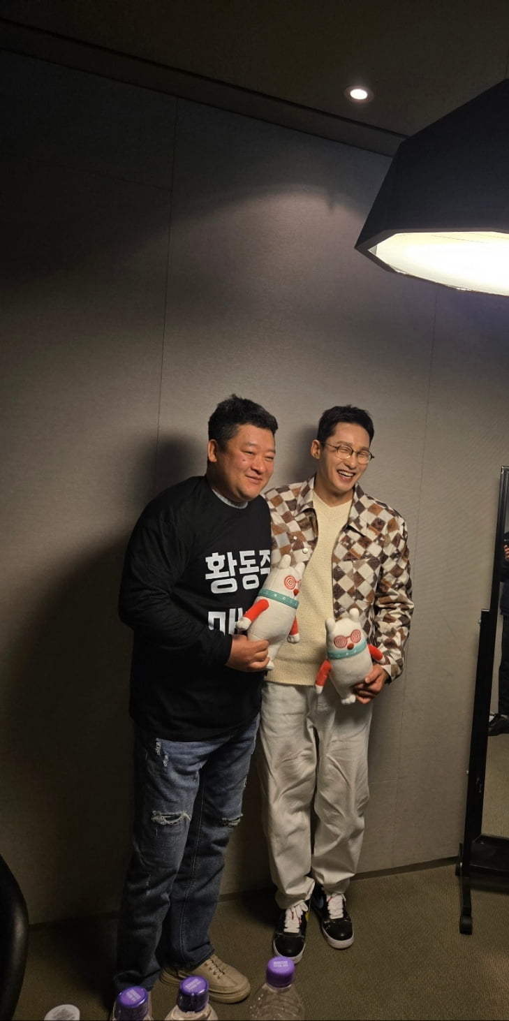 '이영자 향한 순애보' 황동주, 꽃중년美 더해진 '연하 남친룩'의 정석