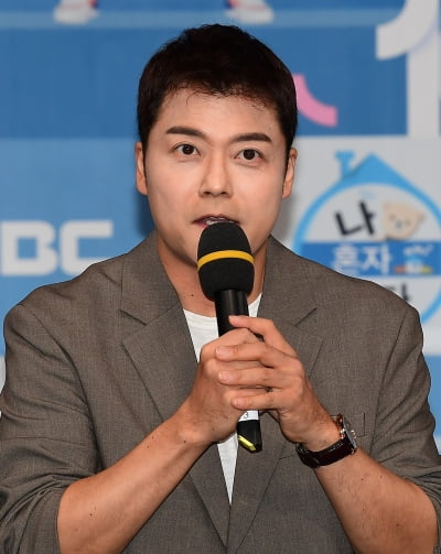 전현무, 숨겨둔 아들 있었나…사뭇 다른 어린 시절 훈훈한 비주얼에 "아들이냐" ('사당귀')