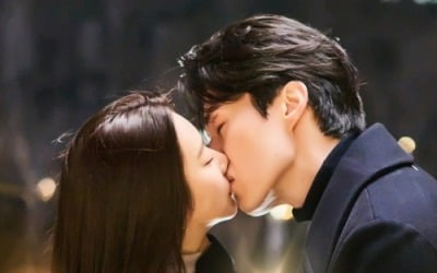 처참한 1%대 시청률 속…이동욱♥이주빈, 종영 2회 남기고 '키스신' 투척 ('이혼보험')