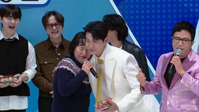 김용필, 첫 뽀뽀 어땠길래…딸기 보자 "첫 뽀뽀 생각나"('싱코리아')