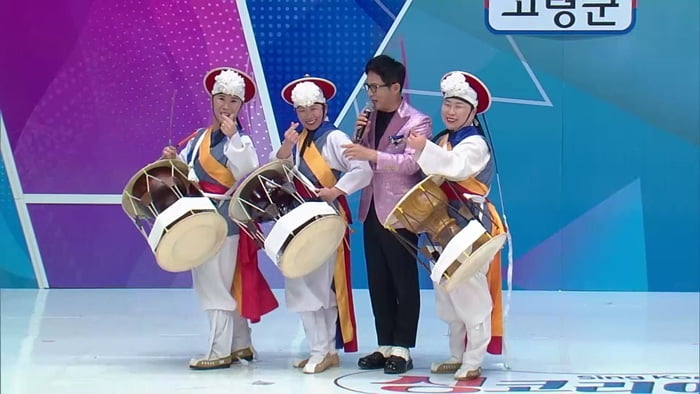 김용필, 첫 뽀뽀 어땠길래…딸기 보자 "첫 뽀뽀 생각나"('싱코리아')
