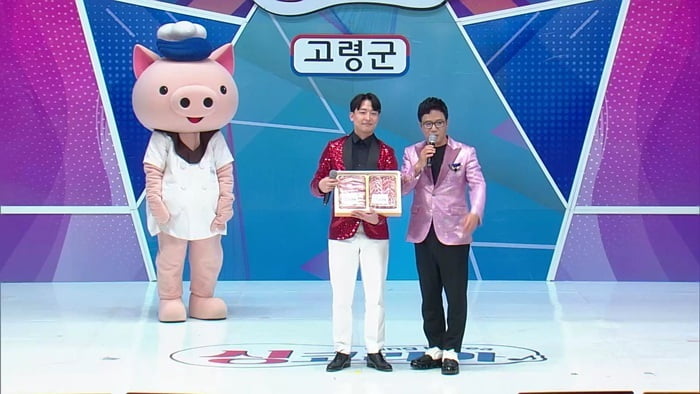 김용필, 첫 뽀뽀 어땠길래…딸기 보자 "첫 뽀뽀 생각나"('싱코리아')