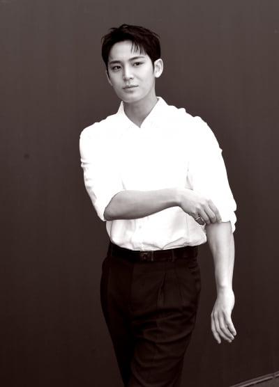 세븐틴 민규, 태양아래 반사되는 멋짐...빠져드는 이목구비[TEN포토+]