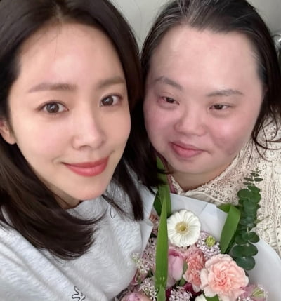 한지민, '다운증후군 언니' 정은혜 결혼식 참석…'우블스' 인연 이어간다