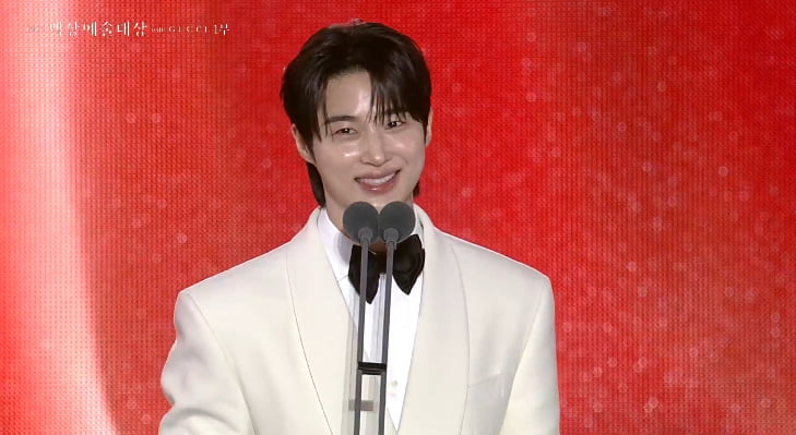 변우석♥김혜윤, 백상 인기상 받았다 …"무거운 상, 팬들에게 감사해" [백상예술대상]