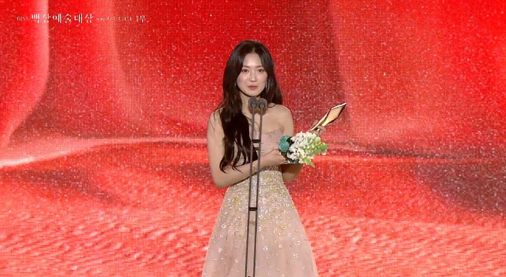 변우석♥김혜윤, 백상 인기상 받았다 …"무거운 상, 팬들에게 감사해" [백상예술대상]
