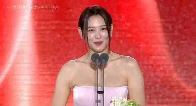 '돌싱' 수현, 이혼 1년 만에 기쁜 소식…"집에서 기다리는 딸 알러뷰♥" [제61회 백상예술대상]