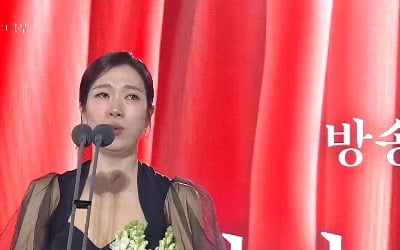 "애순아 엄마 상 받았다"…염혜란 눈물, '폭싹'으로 2년 연속 조연상 [백상예술대상]
