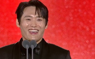 '학씨' 최대훈, 경사 맞았다…"몰래카메라 같아, ♥아내 10주년 결혼 선물" [제61회 백상예술대상]