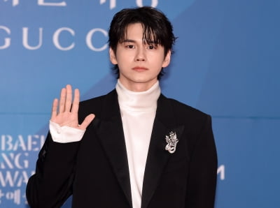 옹성우, 신인상 시상자[TEN포토+]